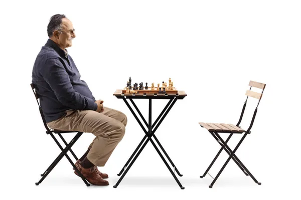 Пожилой Человек Сидящий Столом Шахматной Доской Белом Фоне — стоковое фото