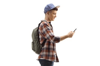 Beyaz arka planda, sırt çantalı ve cep telefonlu bir erkek öğrencinin profil fotoğrafı.