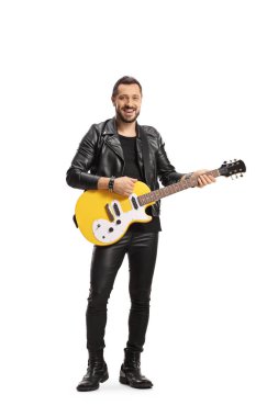 Beyaz arka planda izole edilmiş sarı elektro gitarlı gülümseyen erkek müzisyen. 