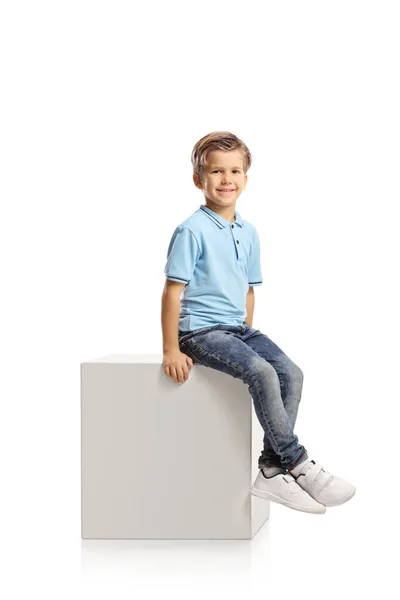 Lächelnder Kaukasischer Blonder Junge Sitzt Auf Einem Weißen Würfel Auf — Stockfoto
