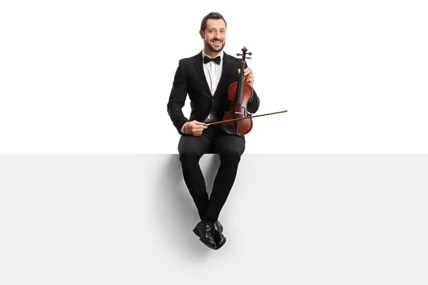 男性バイオリニスト弓ネクタイ付きパネルに座って 白い背景に隔離されたバイオリンを保持 — ストック写真