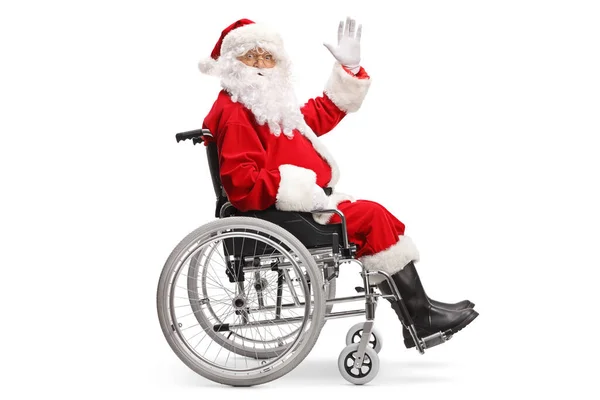 Полнометражный Снимок Санта Клауса Сидящего Инвалидном Кресле Машущего Фотоаппаратом Белом — стоковое фото