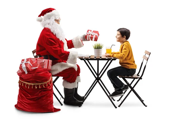 Babbo Natale Seduto Tavolo Dare Regalo Natale Ragazzo Isolato Sfondo — Foto Stock