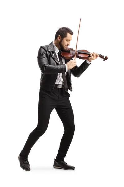 フル長いですショットの流行の男でAレザージャケット遊びますAバイオリン孤立した白い背景 — ストック写真
