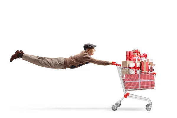 Oudere Man Met Een Winkelwagentje Met Cadeautjes Vliegen Geïsoleerd Witte — Stockfoto