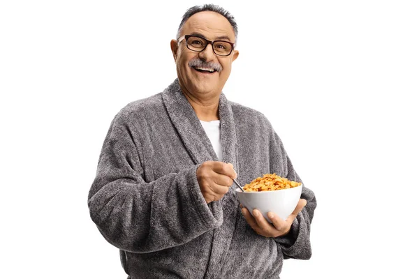 Ältere Mann Bademantel Essen Eine Schüssel Mit Getreide Isoliert Auf — Stockfoto