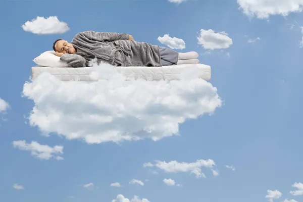 Hombre Maduro Durmiendo Colchón Flotando Cielo Azul Con Nubes —  Fotos de Stock