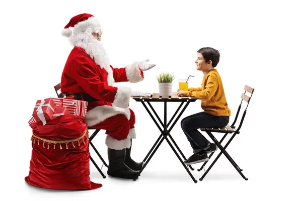 Babbo Natale Seduto Tavolo Parlare Con Ragazzo Isolato Sfondo Bianco — Foto Stock