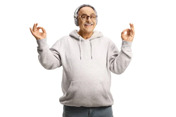 Ευτυχισμένος Ώριμος Άντρας Ακούει Μουσική Ακουστικά Και Διαλογίζεται Απομονωμένος Λευκό — Φωτογραφία Αρχείου