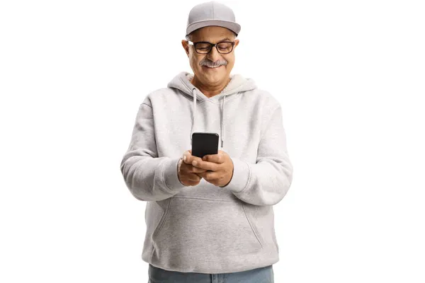 Модний Зрілий Чоловік Друкує Мобільному Телефоні Посміхається Ізольовано Білому Тлі — стокове фото