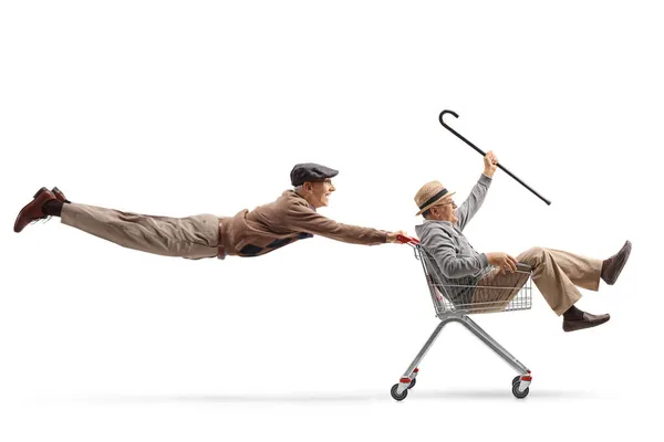 Älterer Mann Fliegt Und Hält Einen Einkaufswagen Mit Einem Älteren — Stockfoto