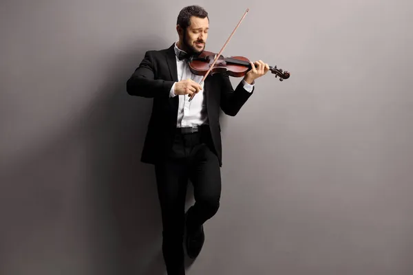Homem Elegante Tocando Violino Inclinando Uma Parede Cinza — Fotografia de Stock