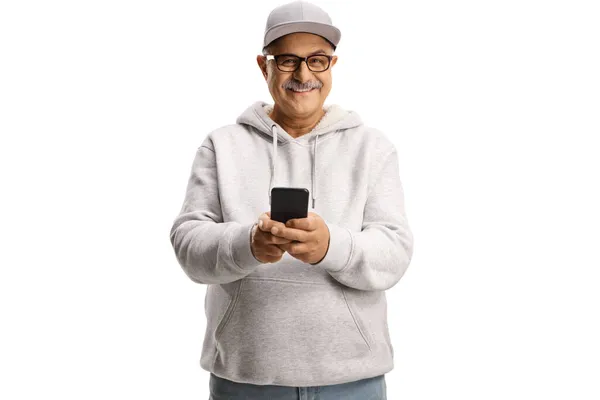 Cool Mogen Man Som Håller Mobiltelefon Och Tittar Kameran Isolerad — Stockfoto
