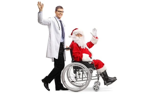 Profilo Completo Medico Che Spinge Babbo Natale Una Sedia Rotelle — Foto Stock