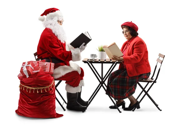 Babbo Natale Una Donna Anziana Seduti Tavolo Leggere Libri Isolati — Foto Stock