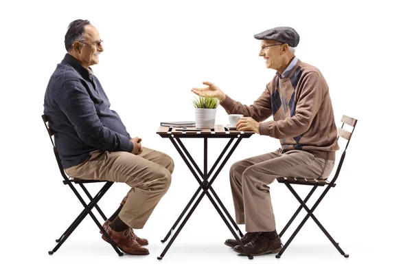 Två Äldre Män Sitter Vid Ett Kafébord Och Har Konversation — Stockfoto