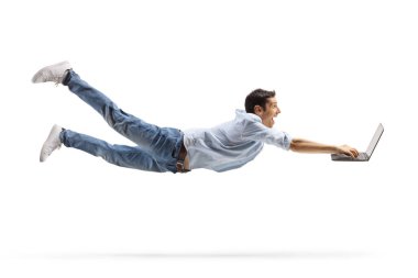 Beyaz arka planda izole edilmiş bir dizüstü bilgisayarda uçan ve çalışan sıradan bir genç.