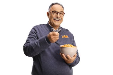 Mutlu olgun bir adam beyaz arka planda izole edilmiş mısır gevreği yiyor.