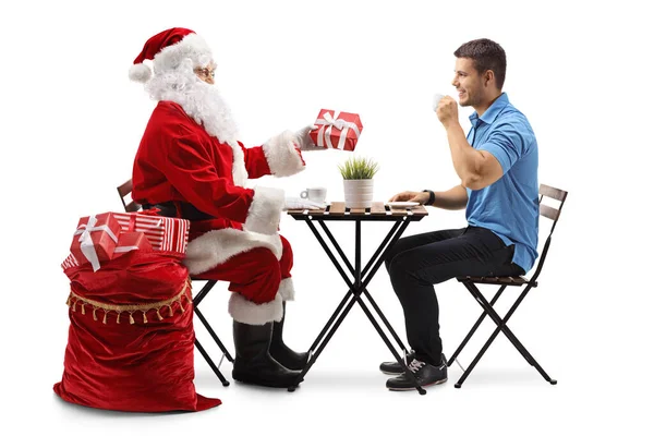 Père Noël Donnant Cadeau Jeune Homme Avec Café Assis Une — Photo