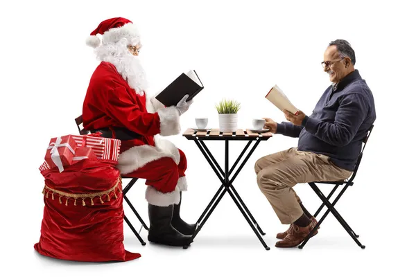Święty Mikołaj Dojrzały Mężczyzna Siedzący Przy Stole Czytający Książki Białym — Zdjęcie stockowe