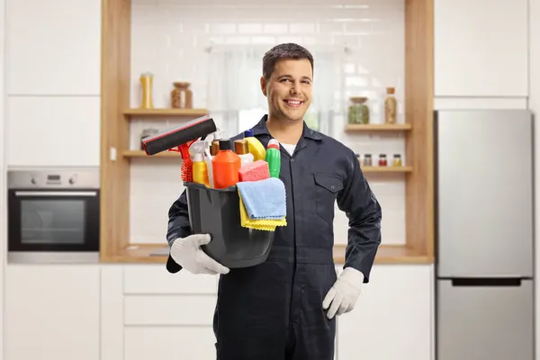 Limpiador Masculino Uniforme Sosteniendo Cubo Suministros Limpieza Dentro Una Cocina —  Fotos de Stock