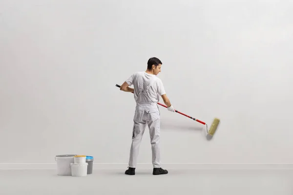 Retrovisore Pittore Casa Che Dipinge Una Parete Isolata Sfondo Bianco — Foto Stock