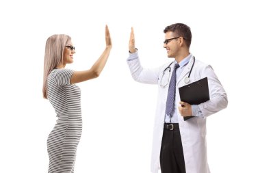 Genç kadın ve erkek doktor beyaz arka planda izole edilmiş beşlik çakıyor.