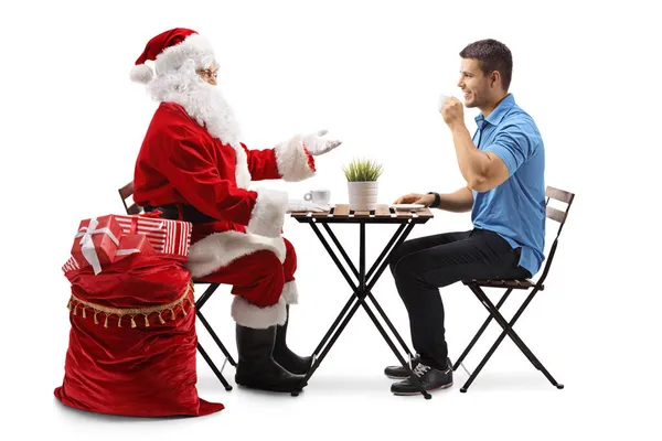 Święty Mikołaj Młody Człowiek Siedzą Kawiarni Rozmawiają Białym Tle — Zdjęcie stockowe