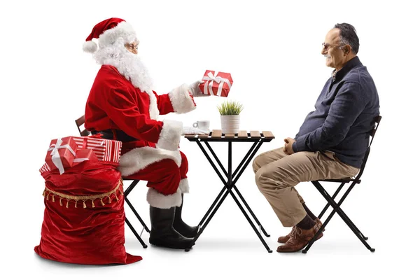 Άγιος Βασίλης Δίνει Ένα Δώρο Έναν Ώριμο Άντρα Ένα Τραπέζι — Φωτογραφία Αρχείου