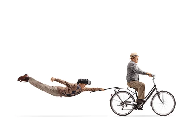 Старший Мужчина Наушниками Летит Стариком Велосипеде Изолированном Белом Фоне — стоковое фото