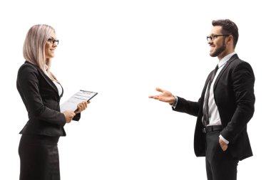 Beyaz arka planda izole edilmiş bir iş kadınıyla konuşan bir iş adamı