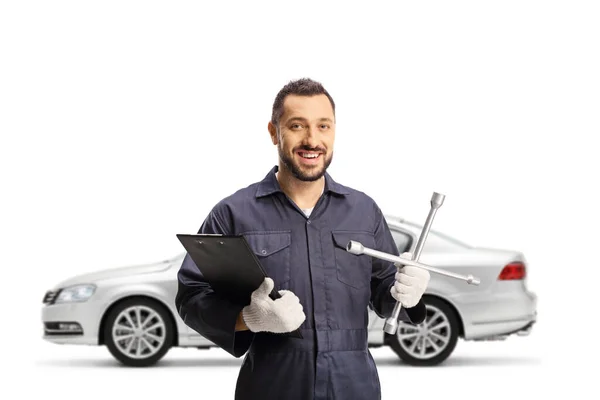 Automechaniker Arbeiter Mit Einem Kettenschlüssel Vor Einem Silberfarbenen Auto Auf — Stockfoto