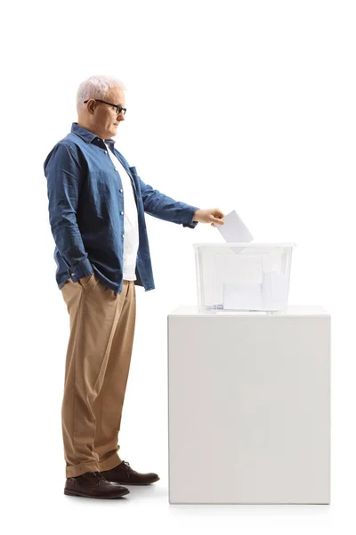 Полнометражный Снимок Серьезного Взрослого Человека Голосующего Урне Голосования Белом Фоне — стоковое фото