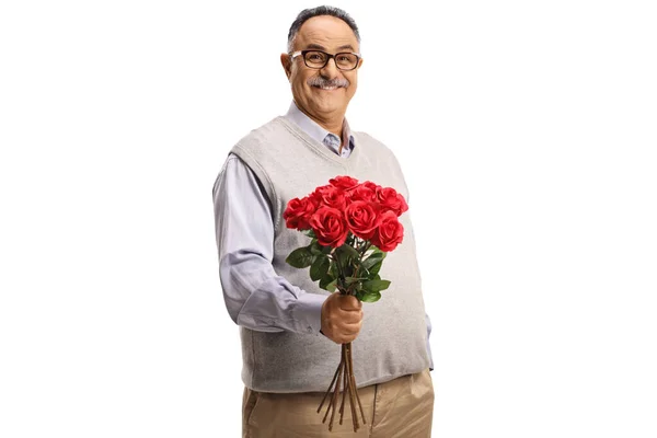 Sorrindo Homem Maduro Segurando Monte Rosas Vermelhas Isoladas Fundo Branco — Fotografia de Stock