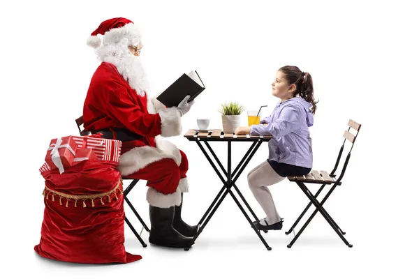 Noel Baba Bir Masada Oturuyor Beyaz Arka Planda Izole Edilmiş — Stok fotoğraf