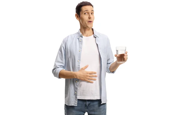 Ung Man Med Handen Magen Håller Ett Glas Vatten Isolerad — Stockfoto