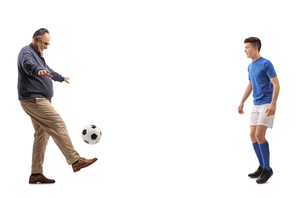 フル長いですプロフィールショットのA成熟した男と十代の男の子遊ぶサッカー孤立した上に白の背景 — ストック写真