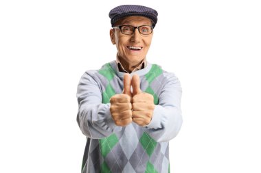 Yaşlı, gülümseyen bir adam beyaz arka planda iki parmağını da gösteriyor.