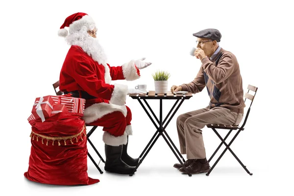 Kerstman Zitten Aan Een Cafe Tafel Praten Met Een Gepensioneerde — Stockfoto