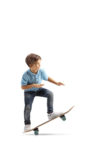 Mały Chłopiec Wykonujący Sztuczkę Deskorolką Odizolowaną Białym Tle — Zdjęcie stockowe