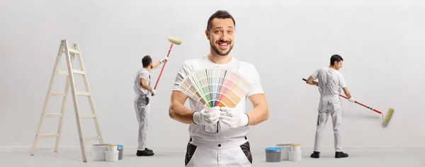 Maler Malen Eine Wand Und Zeigen Eine Farbpalette Isoliert Auf — Stockfoto