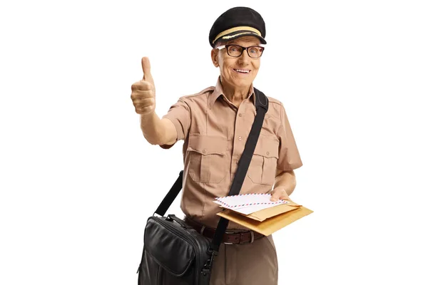 Postino Maturo Con Una Borsa Lettere Che Mostrano Pollici Isolato — Foto Stock