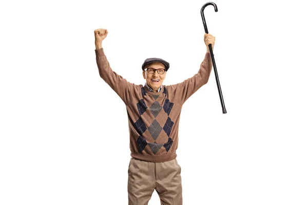 Ενθουσιασμένος Ηλικιωμένος Σηκώνει Χέρια Ψηλά Και Κρατάει Ένα Μπαστούνι Απομονωμένο — Φωτογραφία Αρχείου