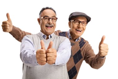 Mutlu yaşlı erkek arkadaşlar beyaz arka planda baş parmak gösteriyor.