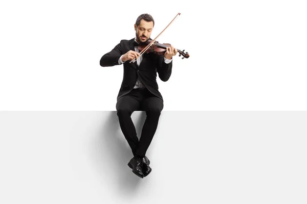 Tiro Comprimento Total Violinista Sentado Painel Branco Tocando Violino Isolado — Fotografia de Stock