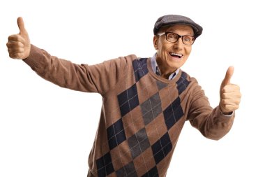Şapkalı ve kazaklı neşeli yaşlı bir adam beyaz arka planda baş parmak gösteriyor.