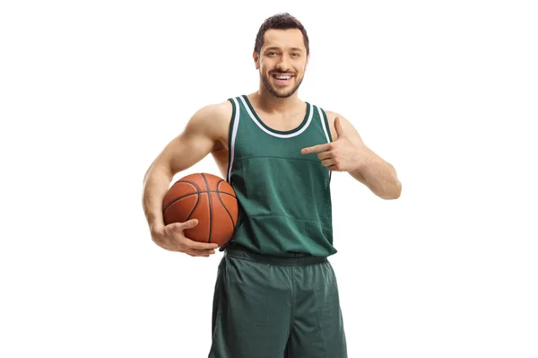 Basketballspieler Hält Einen Ball Und Zeigt Darauf Isoliert Auf Weißem — Stockfoto