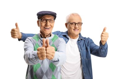 Beyaz arka planda izole edilmiş, el kol hareketi yapan iki olgun adam.