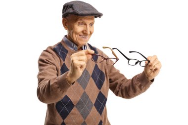 Beyaz arka planda izole edilmiş iki gözlüğü karşılaştıran yaşlı bir adam.