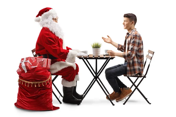Der Weihnachtsmann Sitzt Einem Tisch Und Hört Einem Jungen Mann — Stockfoto